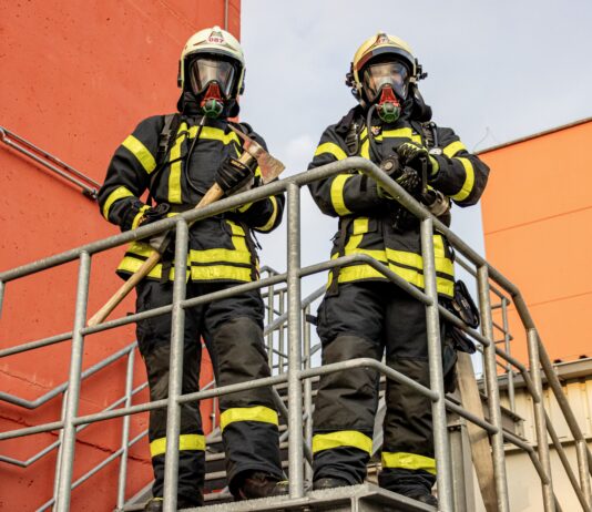 Brand auf Werksgelände schnell gelöscht: Betriebsfeuerwehr löscht zügig, aber Fake News machen die Runde