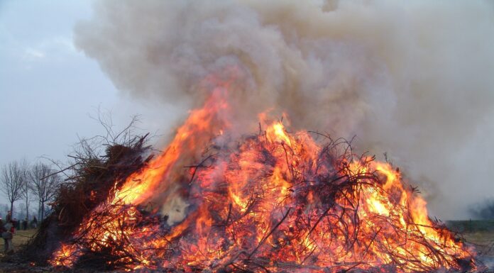 Osterfeuer brennen wieder: Beliebte Tradition im Stadtgebiet erwacht zu neuem Leben Osterfeuer brennen wieder: Beliebte Tradition im Stadtgebiet erwacht zu neuem Leben. Zahlreiche Veranstaltungen stehen bevor