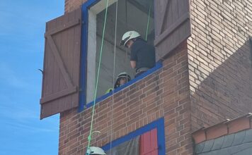 Feuerwehr Seelze trainiert Praxis in Lohnde: Mutprobe am Schlauchturm. Mutprobe am Feuerwehr Turm: In Seelze trainierten 14 Teilnehmer mit Werkzeugen und Feuerlöschern und dazu das Selbstretten am Schlauchturm