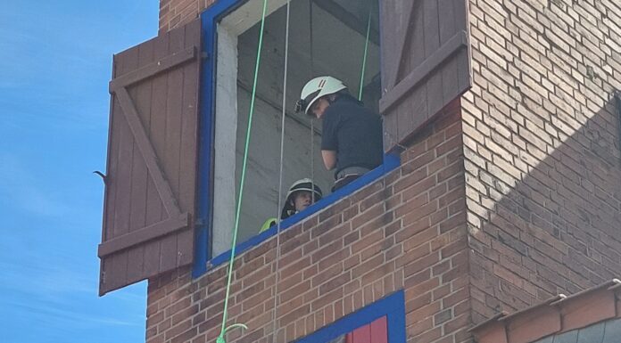 Feuerwehr Seelze trainiert Praxis in Lohnde: Mutprobe am Schlauchturm. Mutprobe am Feuerwehr Turm: In Seelze trainierten 14 Teilnehmer mit Werkzeugen und Feuerlöschern und dazu das Selbstretten am Schlauchturm
