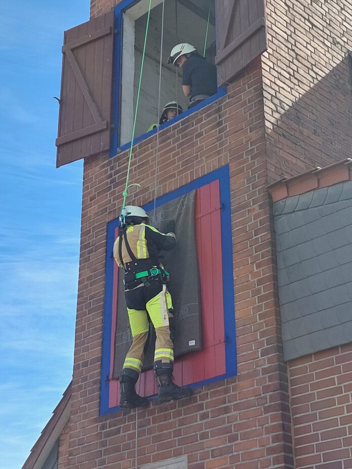 Feuerwehr Seelze trainiert Praxis in Lohnde Mutprobe am Feuerwehr Turm: In Seelze trainierten 14 Teilnehmer mit Werkzeugen und Feuerlöschern und dazu das Selbstretten am Schlauchturm