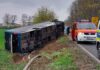 Bus kippt in Graben: Auf der B 441 landet ein RegioBus nach Leitplanken-Durchbruch seitlich im Straßengraben. Ofw Letter im Einsatz