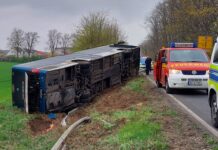 Bus kippt in Graben: Auf der B 441 landet ein RegioBus nach Leitplanken-Durchbruch seitlich im Straßengraben. Ofw Letter im Einsatz