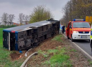 Bus kippt in Graben: Auf der B 441 landet ein RegioBus nach Leitplanken-Durchbruch seitlich im Straßengraben. Ofw Letter im Einsatz