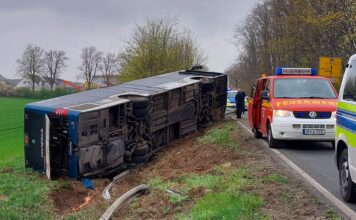 Linienbus kippt auf B 441 in den Graben Bus kippt in Graben: Auf der B 441 landet ein RegioBus nach Leitplanken-Durchbruch seitlich im Straßengraben. Ofw Letter im Einsatz