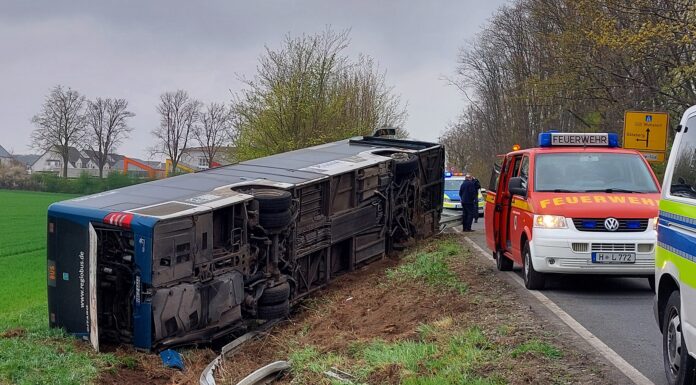 UPDATE: Linienbus kippt auf B 441 in den Graben Bus kippt in Graben: Auf der B 441 landet ein RegioBus nach Leitplanken-Durchbruch seitlich im Straßengraben. Ofw Letter im Einsatz