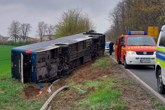 Linienbus kippt auf B 441 in den Graben Bus kippt in Graben: Auf der B 441 landet ein RegioBus nach Leitplanken-Durchbruch seitlich im Straßengraben. Ofw Letter im Einsatz