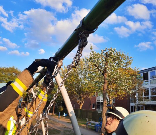 Busunfall und Kind befreit: Sieben Einsätze in vier Tagen, Rauchwarnmelder, Schulen und Übung hielten die Feuerwehr auf Trab