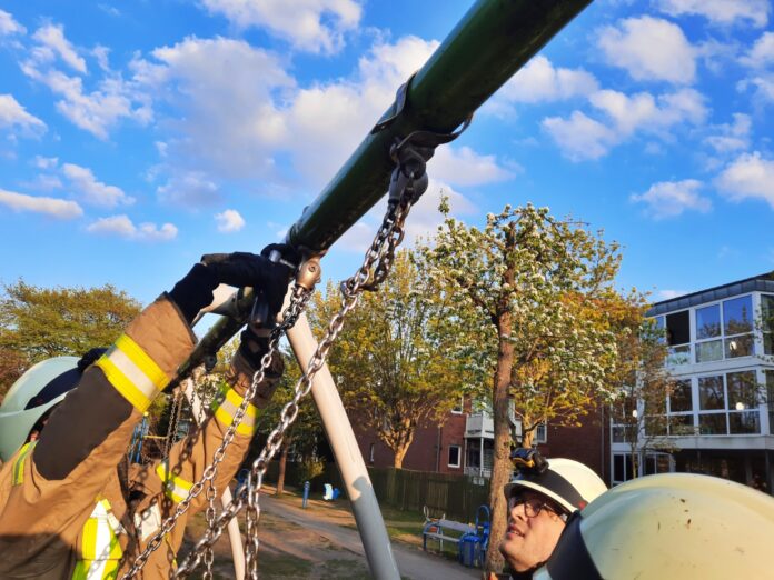 Busunfall und Kind befreit: Sieben Einsätze in vier Tagen, Rauchwarnmelder, Schulen und Übung hielten die Feuerwehr auf Trab