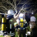 Gartenlaube brennt in voller Ausdehnung: Einsatz am 28.04.2026, Straße 2 1/2 Stunden gesperrt, Kripo ermittelt