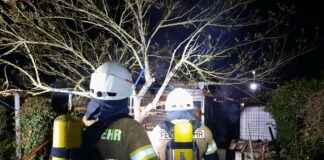 Gartenlaube brennt in voller Ausdehnung: Einsatz am 28.04.2026, Straße 2 1/2 Stunden gesperrt, Kripo ermittelt