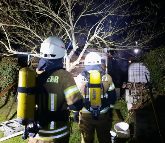 Gartenlaube brennt in voller Ausdehnung: Einsatz am 28.04.2026, Straße 2 1/2 Stunden gesperrt, Kripo ermittelt