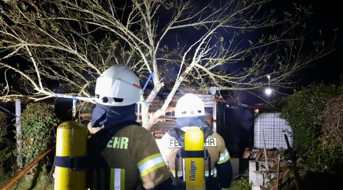 Gartenlaube brennt in voller Ausdehnung: Straße stundenlang gesperrt Gartenlaube brennt in voller Ausdehnung: Einsatz am 28.04.2026, Straße 2 1/2 Stunden gesperrt, Kripo ermittelt