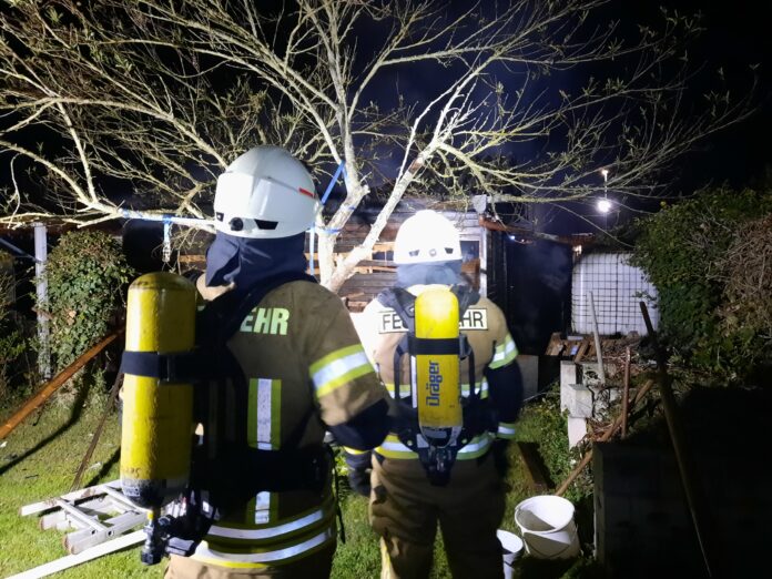 Gartenlaube brennt in voller Ausdehnung: Einsatz am 28.04.2026, Straße 2 1/2 Stunden gesperrt, Kripo ermittelt
