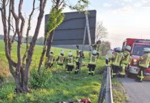 Auto kracht in Graben: Auf der A2 sichert die Ortsfeuerwehr Dedensen den Unfallwagen, nach 45 Minuten ist Einsatzende