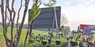 Auto kracht in Graben: Auf der A2 sichert die Ortsfeuerwehr Dedensen den Unfallwagen, nach 45 Minuten ist Einsatzende