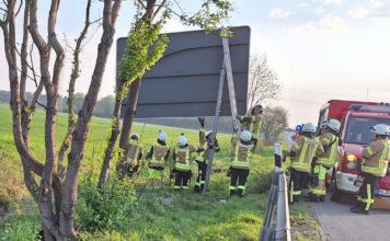 Auto kracht in Graben: Auf der A2 sichert die Ortsfeuerwehr Dedensen den Unfallwagen, nach 45 Minuten ist Einsatzende