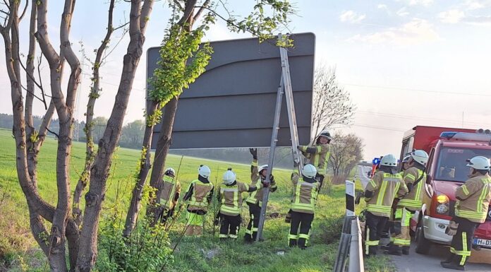 Auto kracht in Graben: Auf der A2 sichert die Ortsfeuerwehr Dedensen den Unfallwagen, nach 45 Minuten ist Einsatzende
