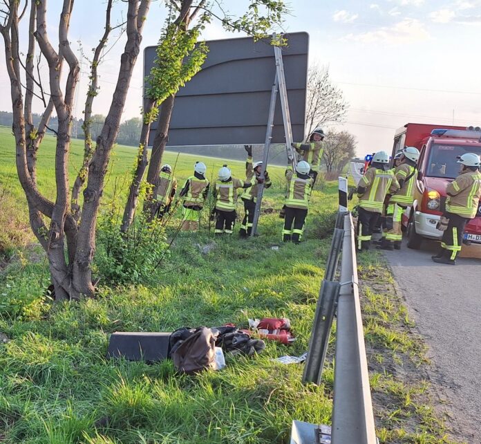Auto kracht in Graben: Auf der A2 sichert die Ortsfeuerwehr Dedensen den Unfallwagen, nach 45 Minuten ist Einsatzende