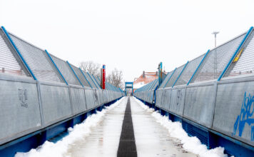 Neuer Aufzug an der Heimstättenbrücke läuft wieder: Technik komplett erneuert, 94.000 Euro investiert – Rampe folgt