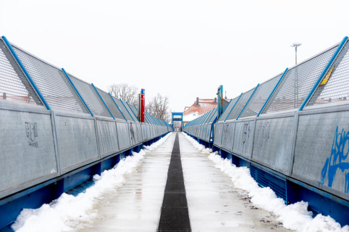 Barrierefrei wieder erreichbar - Der neue Aufzug an der Heimstättenbrücke ist in Betrieb Neuer Aufzug an der Heimstättenbrücke läuft wieder: Technik komplett erneuert, 94.000 Euro investiert – Rampe folgt
