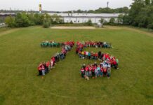 Trikottag RSV Seelze: Rund 150 Mitglieder kamen in Seelze trotz Regens zum Jubiläumsfoto auf den Sportplatz des Vereins