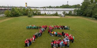 Trikottag RSV Seelze: Rund 150 Mitglieder kamen in Seelze trotz Regens zum Jubiläumsfoto auf den Sportplatz des Vereins