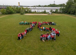 Trikottag RSV Seelze: Rund 150 Mitglieder kamen in Seelze trotz Regens zum Jubiläumsfoto auf den Sportplatz des Vereins
