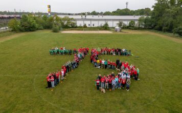 75-jährige Bestehen des Vereins: Trikottag beim RSV Seelze – 150 Mitglieder auf dem Platz Trikottag RSV Seelze: Rund 150 Mitglieder kamen in Seelze trotz Regens zum Jubiläumsfoto auf den Sportplatz des Vereins
