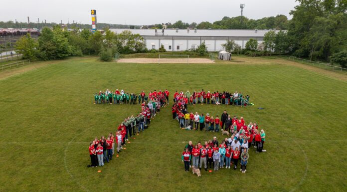 75-jährige Bestehen des Vereins: Trikottag beim RSV Seelze – 150 Mitglieder auf dem Platz Trikottag RSV Seelze: Rund 150 Mitglieder kamen in Seelze trotz Regens zum Jubiläumsfoto auf den Sportplatz des Vereins