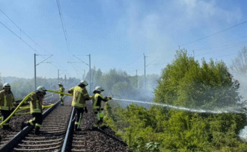 Zwei Feuer an einer Bahnlinie: Böschungsbrände an Bahnstrecke beschäftigten Seelzer Feuerwehren, Bundespolizei und Bahn