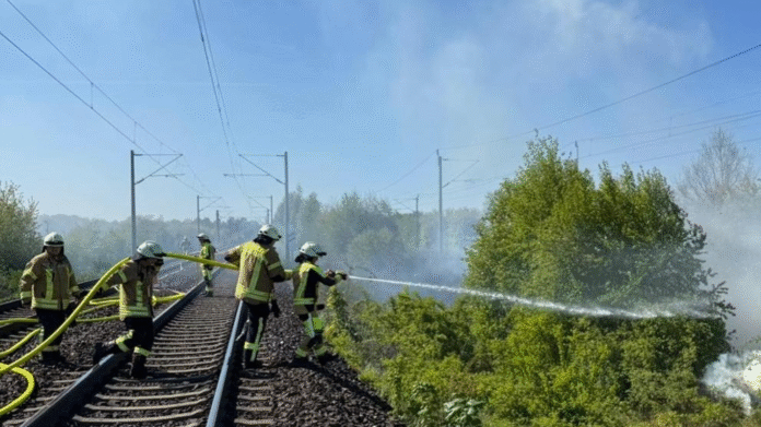 Zwei Feuer an einer Bahnlinie: Böschungsbrände an Bahnstrecke beschäftigten Seelzer Feuerwehren, Bundespolizei und Bahn