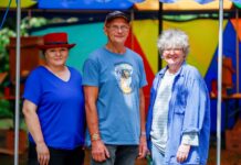 Sommerkunstcamp am Rathaus: Auf der Wiese am Rathausplatz 1 gestalten 20 Kinder Ende Juli vier Tage lang ihren Traumgarten