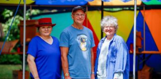 Sommerkunstcamp am Rathaus: Auf der Wiese am Rathausplatz 1 gestalten 20 Kinder Ende Juli vier Tage lang ihren Traumgarten