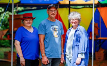 Sommerkunstcamp Seelze am Rathaus: Kinder gestalten Traumgarten Sommerkunstcamp am Rathaus: Auf der Wiese am Rathausplatz 1 gestalten 20 Kinder Ende Juli vier Tage lang ihren Traumgarten