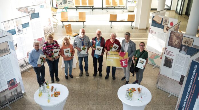Auf dem Weg zur modernen Demokratie im Rathaus Seelze Auf dem Weg zur modernen Demokratie ist bis Ende Juni im Rathaus Seelze zu sehen. Dazu gab es Ehrungen für engagierte Ehrenamtler