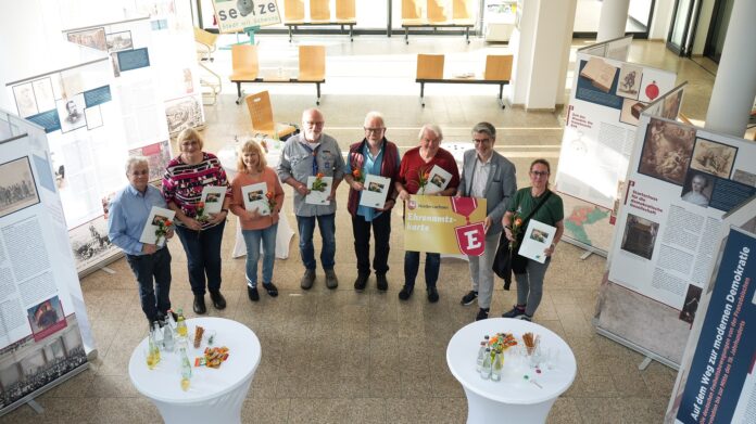 Ausstellung "Auf dem Weg zur modernen Demokratie" im Rathaus Seelze Auf dem Weg zur modernen Demokratie ist bis Ende Juni im Rathaus Seelze zu sehen. Dazu gab es Ehrungen für engagierte Ehrenamtler
