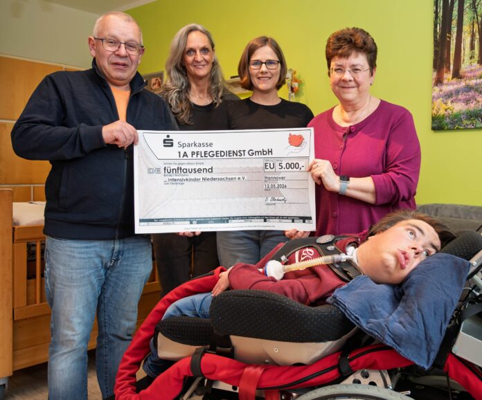 Spende für Intensivkinder in Seelze: 5.000 Euro übergeben, (v.l.) Daniel Olschanskij (Inhaber, Geschäftsführer 1a Pflegedienst), Tina Olshausen (Funktionsleitung), Jolanda Kaalmink (Pflegedienstleitung), Frau Mill (1. Vorsitzende des Vereins), Frau Mill Spende für Intensivkinder in Seelze: Der 1A Pflegedienst Hannover übergibt 5.000 Euro an Intensivkinder Niedersachsen e.V