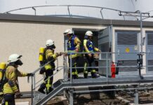 Schmorbrand im Tanklager in Letter: Im Trafohaus bei TanQuid drang dichter Rauch aus. 80 Einsatzkräfte waren vor Ort