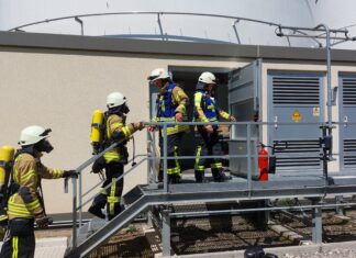 Schmorbrand im Tanklager in Letter: Im Trafohaus bei TanQuid drang dichter Rauch aus. 80 Einsatzkräfte waren vor Ort