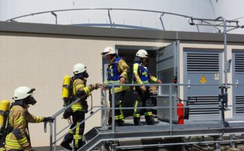 Schmorbrand im Tanklager in Letter: 80 Kräfte der Feuerwehr im Einsatz Schmorbrand im Tanklager in Letter: Im Trafohaus bei TanQuid drang dichter Rauch aus. 80 Einsatzkräfte waren vor Ort