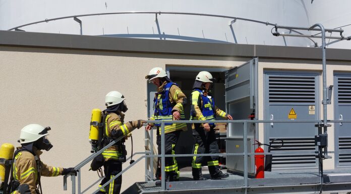 Schmorbrand im Tanklager in Letter: Im Trafohaus bei TanQuid drang dichter Rauch aus. 80 Einsatzkräfte waren vor Ort