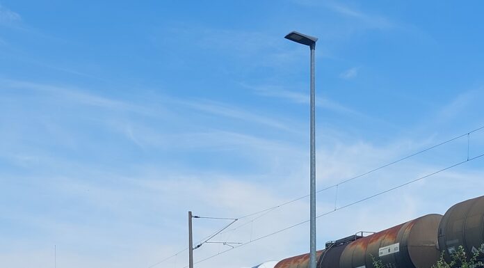 Bremsdefekt an Güterzug in Lohnde – Böschung brennt, wegen Gefahrgutladung wurden Ortsfeuerwehren Seelze, Lohnde, Letter alarmiert Bremsdefekt an Güterzug in Lohnde: Am Dienstagmorgen stoppte ein Lokführer den Zug, nachdem Bremsen und Böschung brannten