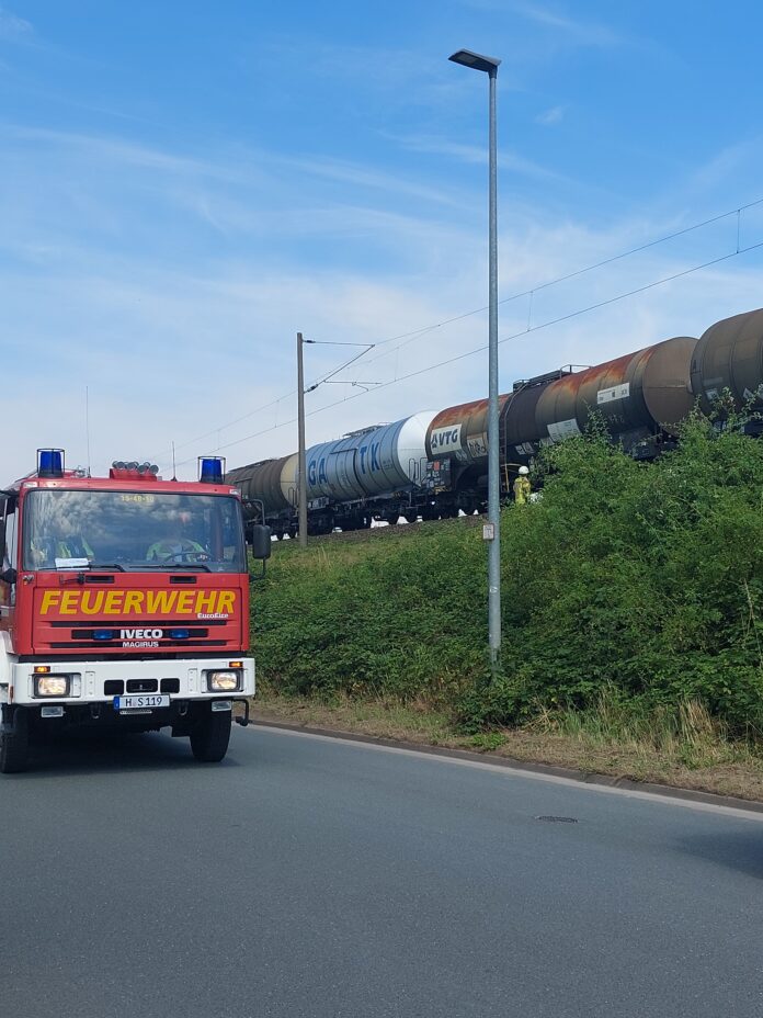 Bremsdefekt an Güterzug in Lohnde: Am Dienstagmorgen stoppte ein Lokführer den Zug, nachdem Bremsen und Böschung brannten