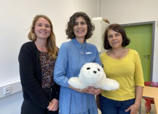 Lesefreude mit Robbe in Seelze: Die Stadtbibliothek fördert mit Therapierobbe „Paro“ gezielt Kinder aus vier Schulen