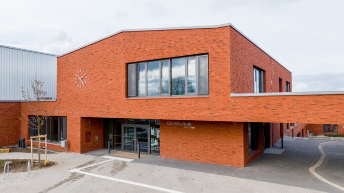 Die 2025 eröffnete Grundschule Mühlenfeld in Harenberg ist ein Projekt des „Tags der Architektur 2026“. Foto: Stadt Seelze Tag der Architektur in Harenberg: Die Grundschule Mühlenfeld in Seelze kann am Sonntag, 28. Juni bei Führungen besichtigt werden