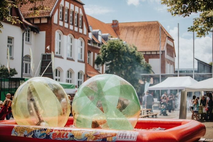 School's out-Party in Seelze startet am Donnerstag, 2. Juli, auf dem Rathausplatz mit kostenlosen Aktionen für Kinder und Familien