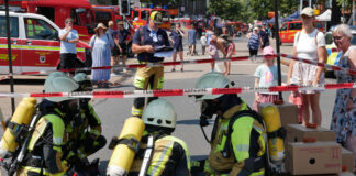 Rund 1000 Besucher kamen am 27. Juni 2026 bei Blaulichtmeile in Seelze zur Jubiläumsfeier der Ortsfeuerwehr an der Hannoverschen Straße