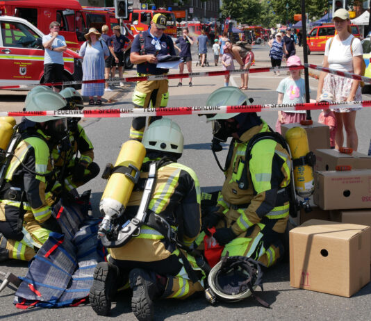 Rund 1000 Besucher kamen am 27. Juni 2026 bei Blaulichtmeile in Seelze zur Jubiläumsfeier der Ortsfeuerwehr an der Hannoverschen Straße