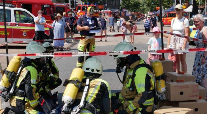 Rund 1000 Besucher bei Blaulichtmeile in Seelze, trotz großer Hitze Rund 1000 Besucher kamen am 27. Juni 2026 bei Blaulichtmeile in Seelze zur Jubiläumsfeier der Ortsfeuerwehr an der Hannoverschen Straße